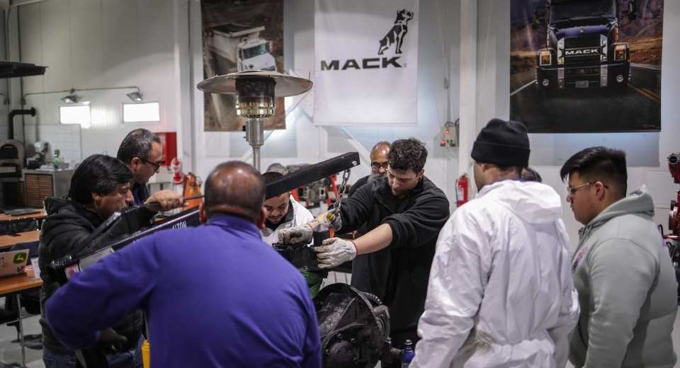 Técnicos de Salfa realizando prácticas mecánicas junto a instructores de Mack International durante la certificación Maestros Élite.