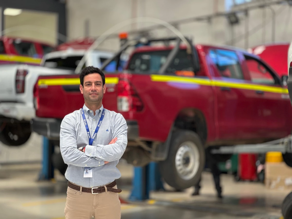 Nicolás Salinas, gerente comercial de Salfa Rent, en taller técnico junto a vehículos de flota en mantención.