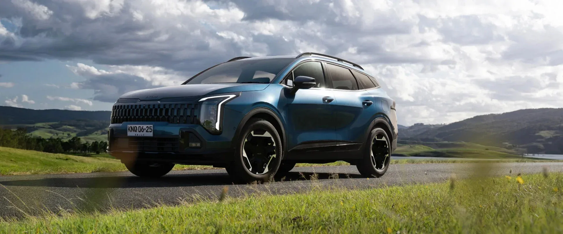 Kia Sportage 2026 estacionada con vista frontal, destacando su diseño renovado y tecnología de seguridad.