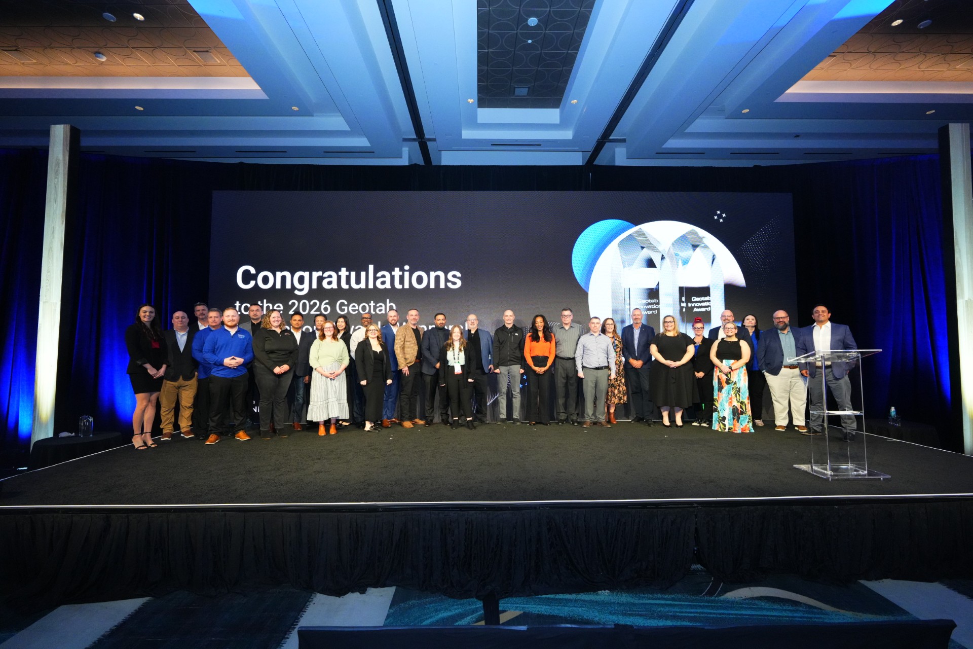 Equipo de Salfa recibiendo reconocimiento en Geotab Connect 2026 por innovación en gestión de flotas de camiones.